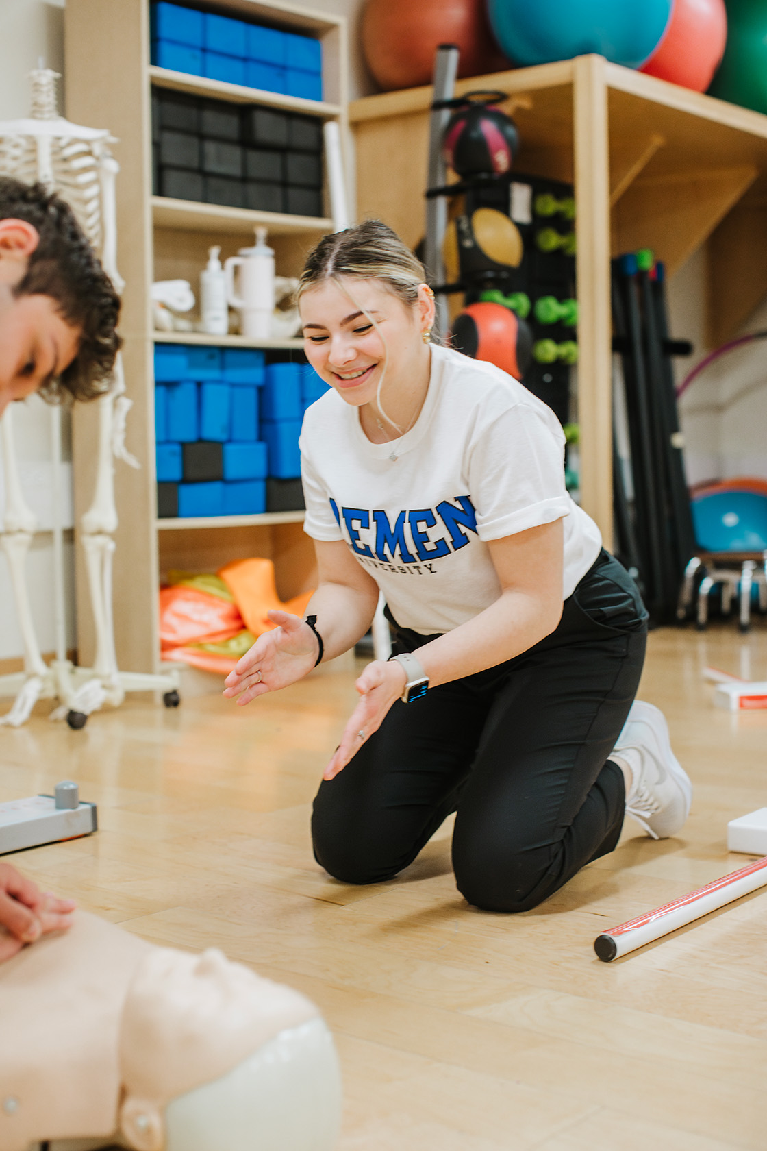 Daemen student in PT lab clapping